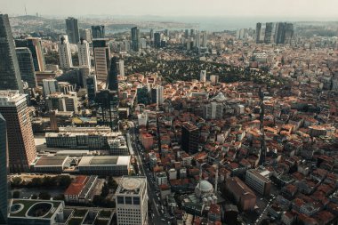 İstanbul, Türkiye sokaklarındaki gökdelenlerin ve binaların hava manzarası 