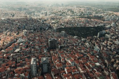İstanbul ilinin çatıları ve evlerinin havadan görünüşü 
