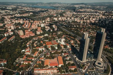 İstanbul, Türkiye 'de caddelerdeki bina ve ağaçların havadan görünüşü 