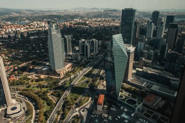 İSTANBUL, TURKEY - 12 Kasım 2020: Çağdaş gökdelenlerin ve sokakların hava manzarası 