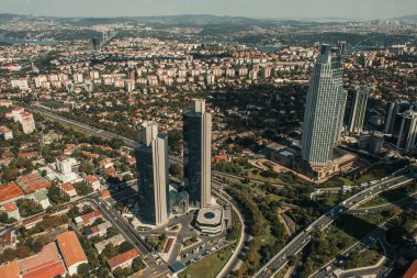 Gökdelenleri ve modern binaları olan caddelerin havadan görünüşü