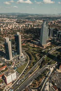 Gökdelenleri ve yolları olan şehir manzarası, İstanbul ve Türkiye