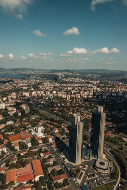 Gökdelenleri ve caddeleri olan İstanbul 'un havadan görünüşü
