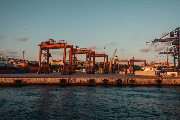 Краны и конструкции в порту вблизи моря в Стамбуле, Турция 