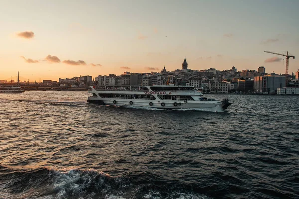 Günbatımında İstanbul ile birlikte suda yüzen gemi, Türkiye