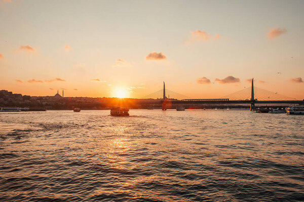 Красивый вид на море, мост метро "Золотой рог" и небо заката в Стамбуле, Турция 