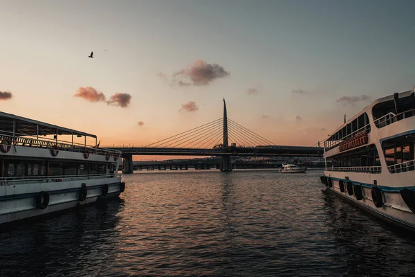 Akşamları arka planda gemiler ve Altın Boynuz metro köprüsü, İstanbul ve Türkiye 