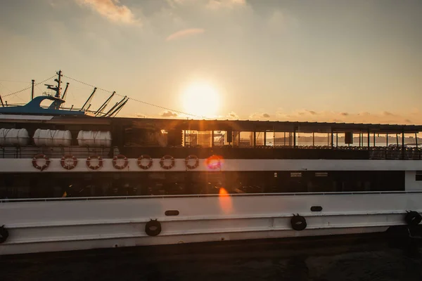 Nave Sol Cielo Durante Puesta Del Sol Fondo Estambul Turquía Imagen De Stock