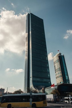 İSTANBUL, TURKEY - 12 Kasım 2020: yüksek, modern binaların yakınındaki caddede otobüs 