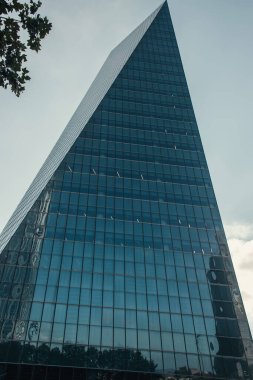 İstanbul, Türkiye 'de cam cepheli yüksek teknolojili gökdelenin düşük açılı görüntüsü
