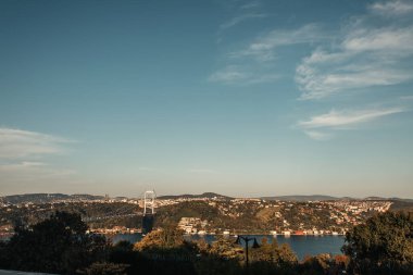 Boğaz üzerindeki köprü ve pitoresk şehir manzarası