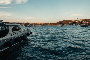 Deniz koyundaki yatlar ve İstanbul-Türkiye manzarası