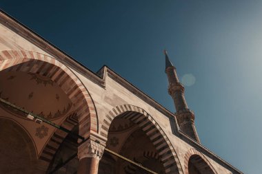 Mihrimah Sultan Camii 'nin dekore edilmiş kemerlerinin düşük açılı görüntüsü, İstanbul, Türkiye
