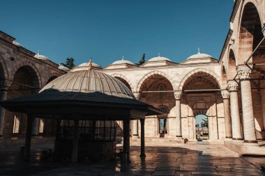 Taştan kemerler ve rotundalarla Mihrimah Sultan Camii 'nin iç bahçesi, İstanbul, Türkiye