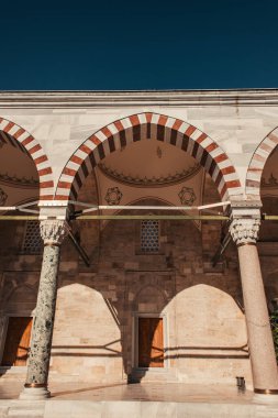 Mihrimah Sultan Camii 'nin iç avlusunda, madalyalı kemer ve sütunlarla, İstanbul ve Türkiye