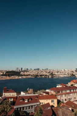 İstanbul, İstanbul ve Türkiye 'nin mavi gökyüzüne karşı İstanbul Boğazı manzarası ve manzarası
