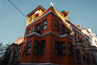 Balat, İstanbul, Türkiye 'de çitli pencere ve balkonlu kırmızı otantik ev