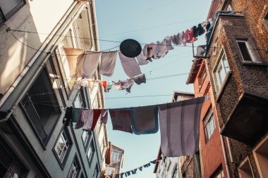 Balat Mahallesi, İstanbul ve Türkiye 'de dar sokaktaki evler arasındaki çamaşır iplerinin düşük açılı görüntüsü