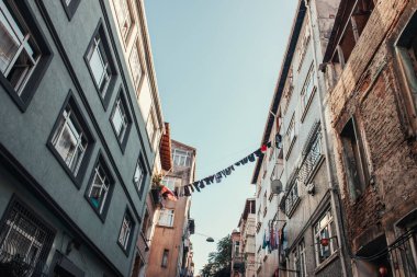 Balat Mahallesi, İstanbul, Türkiye 'deki çağdaş ve eski binalar arasındaki çamaşır ipiyle