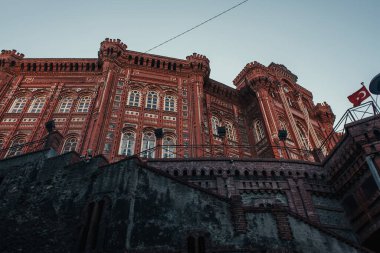 Türkiye 'nin İstanbul kentindeki Phanar Rum Ortodoks Koleji yakınlarındaki gri taş duvarın alçak açısı