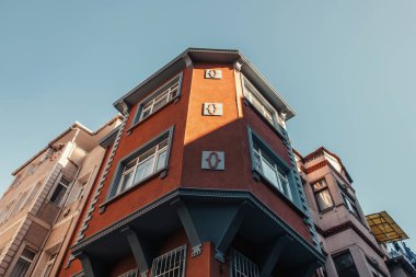 Balat Mahallesi, İstanbul, Türkiye 'de fretwork dekorlu kırmızı evin düşük açılı görüntüsü