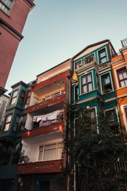 Yahudi mahallesindeki balkonlarda yeşil sarmaşıklı ve çamaşırlı eski binalar, İstanbul, Türkiye