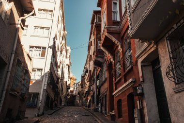 Balat, İstanbul, Türkiye 'de çağdaş ve eski binaların bulunduğu dar bir sokak