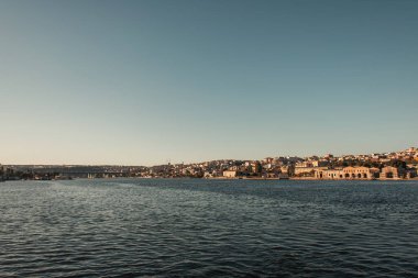 Boğaz boğazı ve deniz kenarındaki binalar