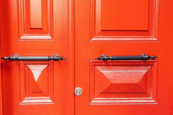 Drzwi Drewniane Malowane Kolorze Jasnoczerwonym Metalowymi Uchwytami — Zdjęcie stockowe