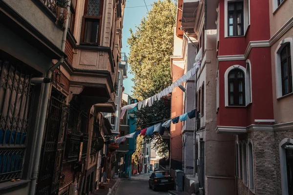 Istanbul Turkey November 2020 Автомобіль Шнур Пранням Між Будинками Вузькій Стокова Картинка