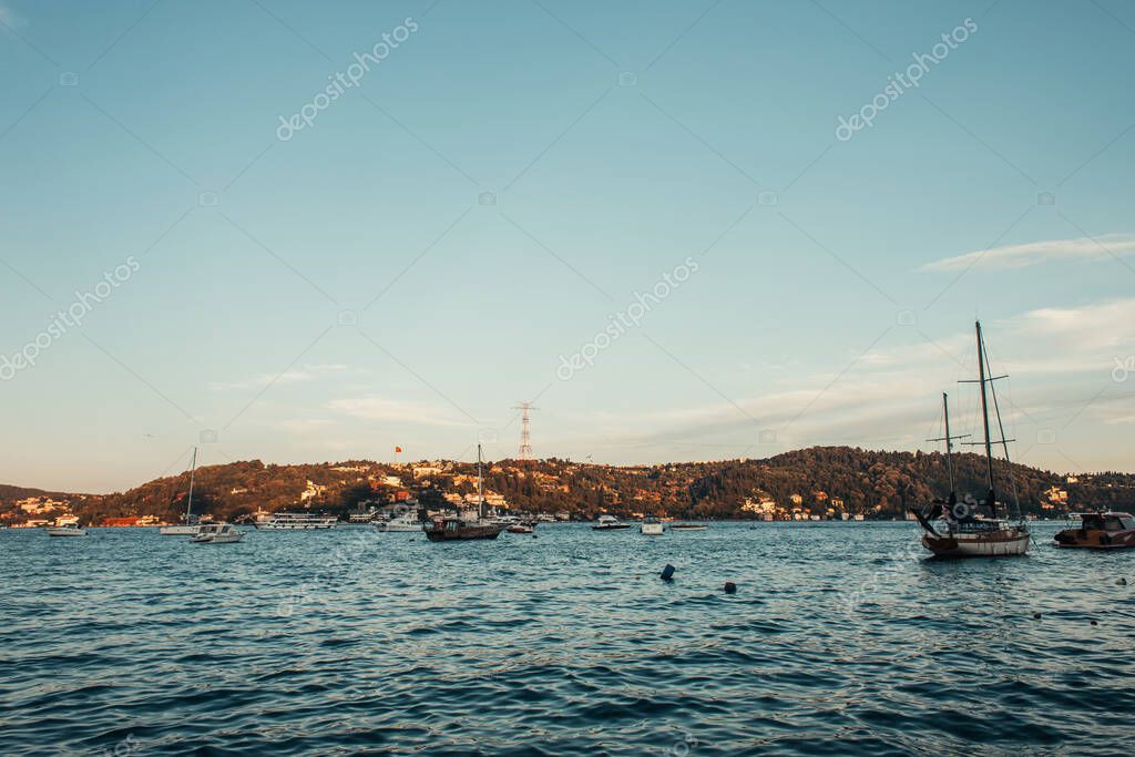 yacht nello stretto del Bosforo, e vista della città su verdi colline, Istanbul, Turchia