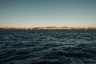 Dalgalı denizden İstanbul manzarası