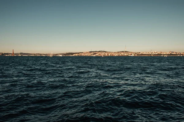 Blick Auf Istanbul Vom Welligen Meer Stockbild