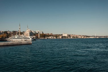 Türkiye 'nin İstanbul kentinde demirlemiş gemilere sahip deniz manzarası