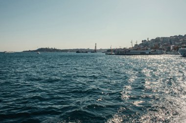 Demirlemiş gemi ve kente İstanbul, İstanbul, Türkiye Boğazı 'ndan bakış