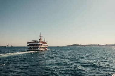 Boğaz 'da yüzen turistik gemi 