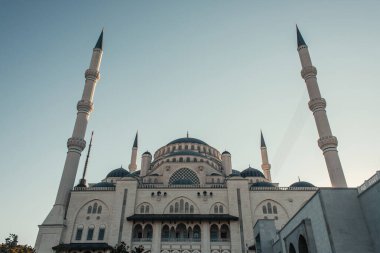 İstanbul, Türkiye 'de bulutsuz gökyüzüne karşı Mihrimah Sultan Camii' nin düşük açılı görüntüsü