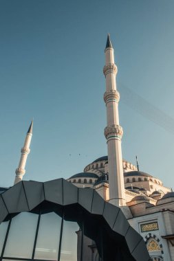 Mihrimah Sultan Camii yakınlarındaki modern inşaat, İstanbul, Türkiye