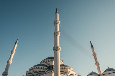 Mihrimah Sultan Camii 'nin minarelerinin üzerindeki mavi, bulutsuz gökyüzü, İstanbul, Türkiye