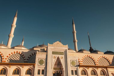 Bulutsuz gökyüzü, İstanbul ve Türkiye 'ye karşı Mihrimah Sultan Camii' nin ön cephesi
