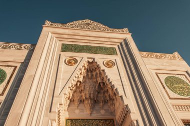 Mihrimah Sultan Camii 'nin dış cephesi süslenmiş kemer girişi, İstanbul, Türkiye
