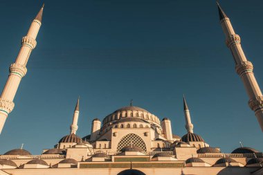 Mihrimah Sultan Camii 'nin mavi, bulutsuz gökyüzü, İstanbul ve Türkiye' ye bakış açısı