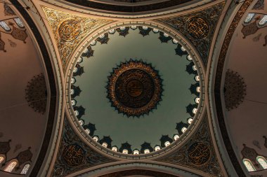 İSTANBUL, TURKEY - 12 Kasım 2020: Mihrimah Sultan Camii 'nin kemer tavanının alttaki görüntüsü