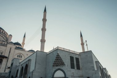 Mihrimah Sultan Camii 'nin dışında açık gökyüzü, İstanbul ve Türkiye' ye karşı minareler bulunuyor
