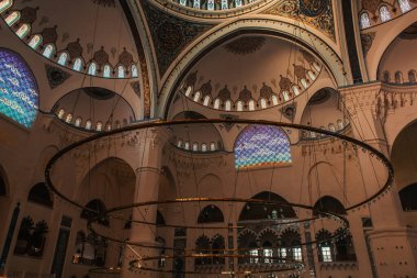 İSTANBUL, TÜRKEYE - 12 Kasım 2020: Mihrimah Sultan Camii 'nin içi kemer ve süs ile