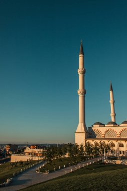 Mihrimah Sultan Camii yakınlarındaki yol ve çimenler, İstanbul, Türkiye