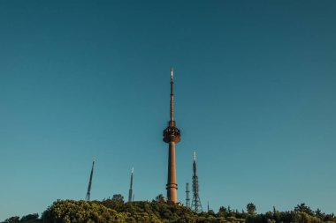 Radyo ve televizyon kuleleri üzerinde mavi gökyüzü 