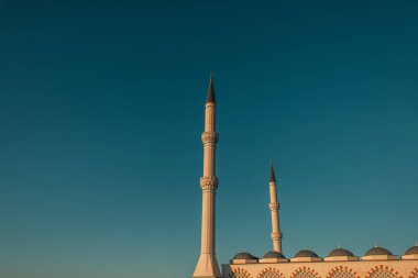 Mihrimah Sultan Camii 'nin yüksek minareleri üzerinde mavi, bulutsuz gökyüzü, İstanbul, Türkiye