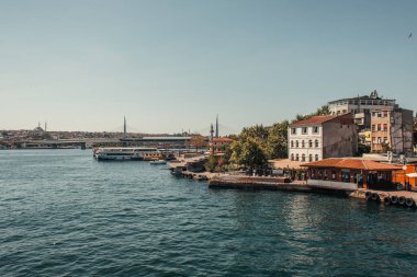 İstanbul, Türkiye 'de binalar ve demirli gemilerle İstanbul Boğazı' ndan manzara