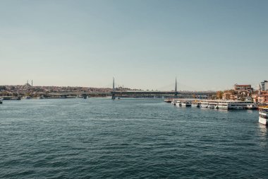 İstanbul, Türkiye 'de Boğazdaki Köprü ve demirli gemiler